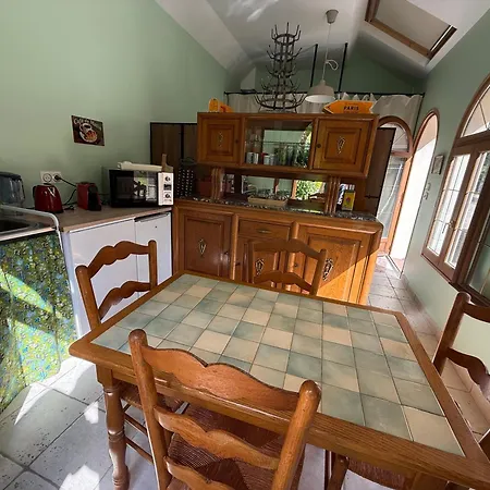 Habitación en casa particular Pour 2 Personnes, Cuisine Equipee, Piscine, Foret, Escalade